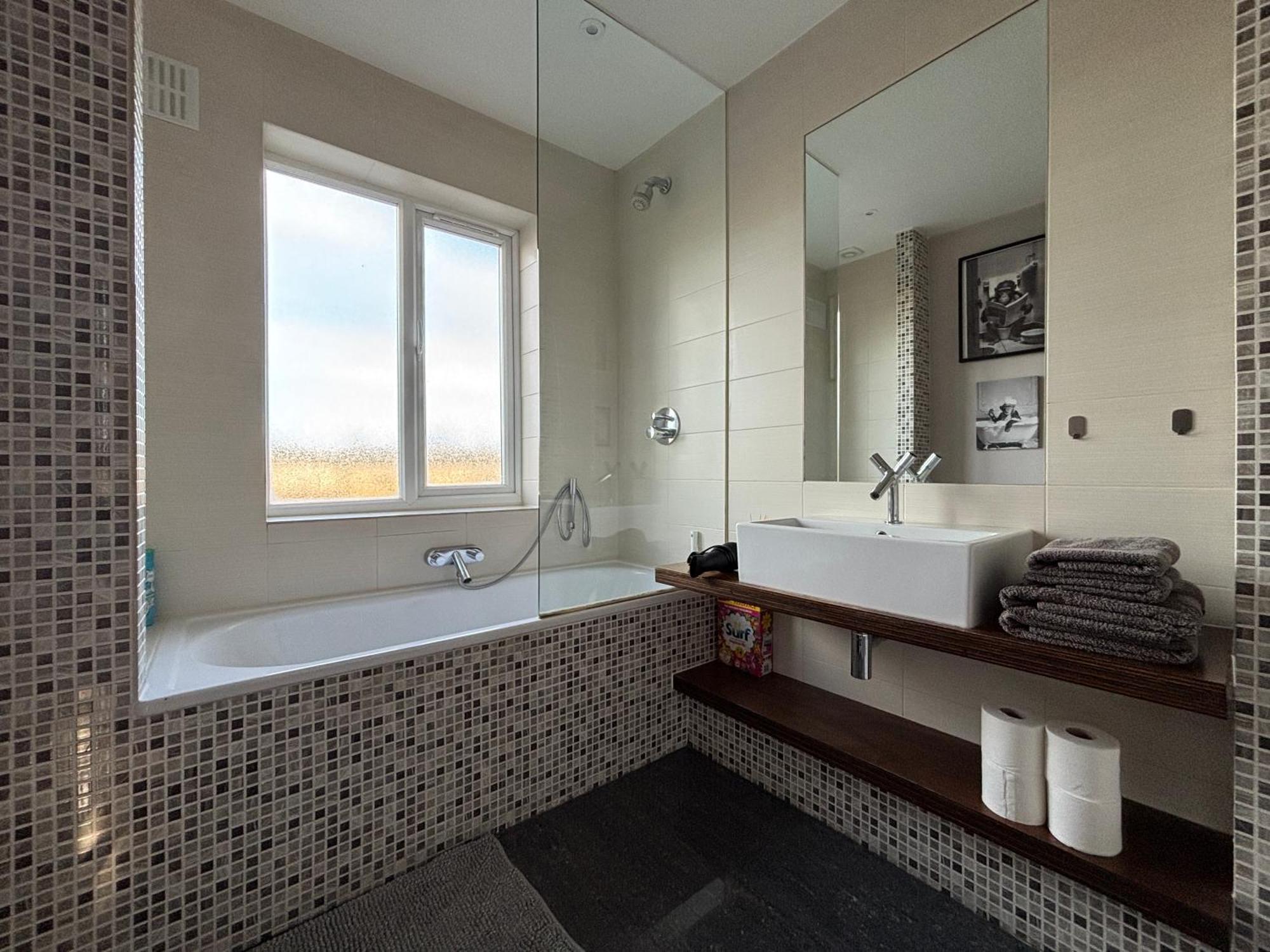 Entire House Floor Perfect For Couples & Freelancers - Available For Single Too Hotel London Exterior photo